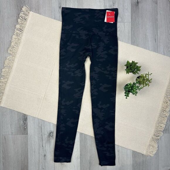 SPANX Look At Me Now Leggings Black Camo Women's Size Medium M/M FL3515 New - Picture 1 of 9